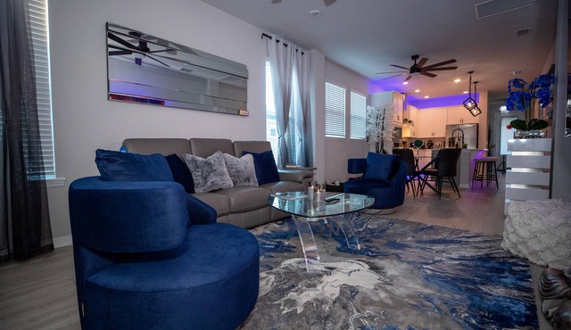 Modern Zen + Downtown Orlando +Hot Tub + Grill + Movie Room + Patio + Aquarium