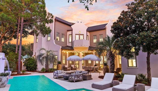 Moonstruck Cottage and Carriage - Luxury Remodel, Large Private Pool, Bikes