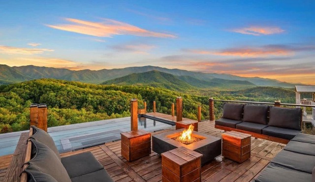 Mt Sunshine - Infinity Pool Sleeps 22 12 Beds in Cosby