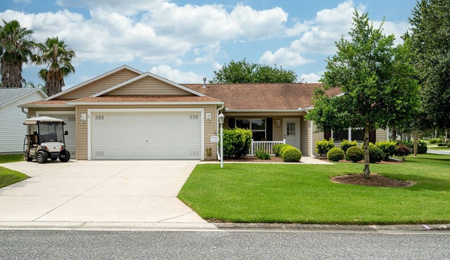 Mutterhaus in Amelia. 3/2, FREE golf, 4-seat cart, RESIDENT passes, pets in The Villages