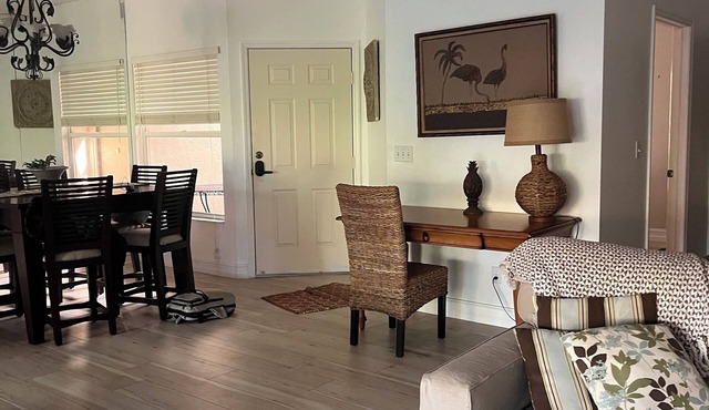 Naples Condo, 2 bed 2 bath 2mi to beach, hospitals, gated safe community