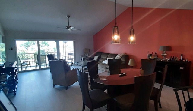 Naples FL 2 Bedrooms 2 Full Bath Across from Beach!