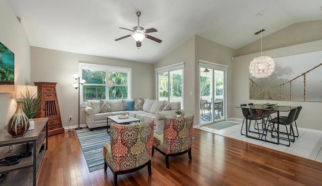 Naples Home Centrally Located Close To Beach & Restaurants