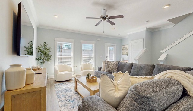 Nautical home downtown close to shopping, restaurants and beaches.