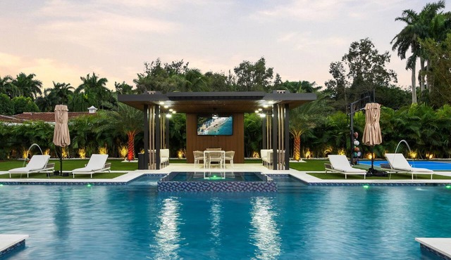 Neon Palms Estate-Pool-Pickleball Court in Miami