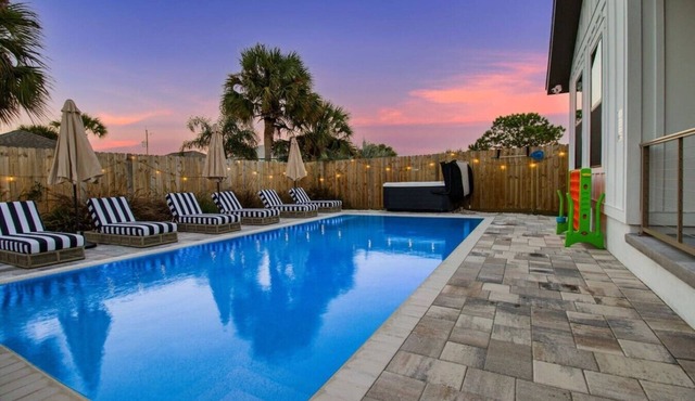 NEW 2 Blocks from Beach Pool+Hot Tub Sleeps 16
