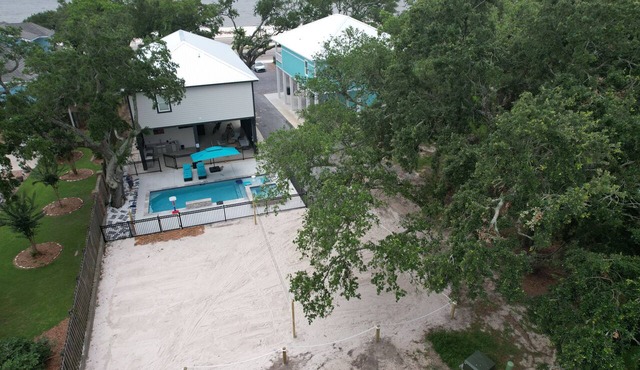 New Beachfront home. Large Pool with Hot tub. Outside Kitchen. Volleyball court.
