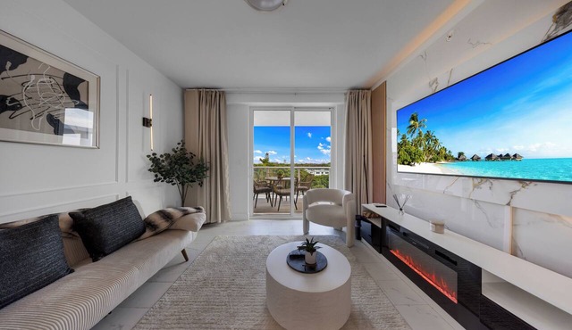 New Condo Luxury Penthouse - Walk to Downtown Pool Gym Free Parking