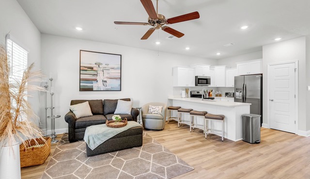 New Construction: Coastal Retreat 5 Mins to Downtown OS