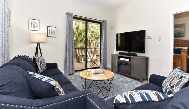 NEW Lakeview Stay, Onsite Pool, Near Harley Outlet