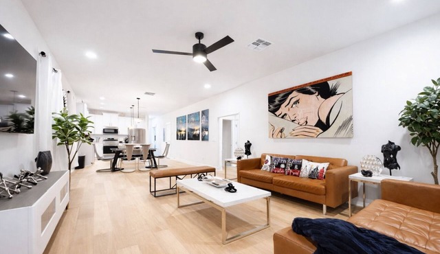 New Luxury Riverside Walk to Dining Sleeps 6 . Parking 3+