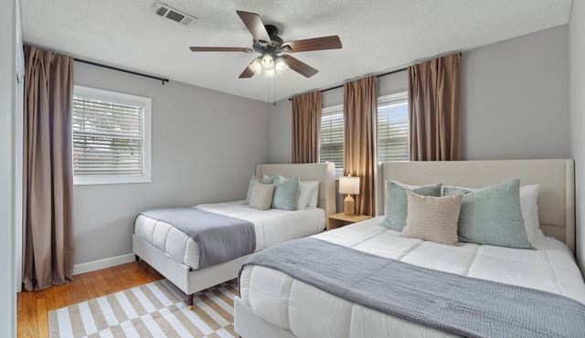 NEW! Okaloosa Island, Destin, Navarre 3 bedroom/2 bath, pool, beach gear