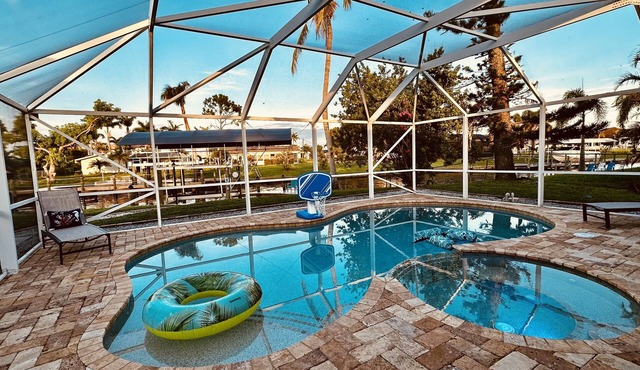 Newly remodeled waterfront pool house with quick 2 minutes access to gulf!