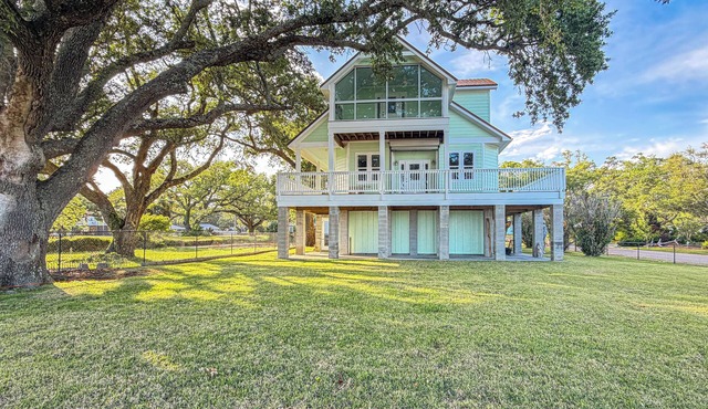 Newly renovated 3-bedroom cozy beach front home in Gulfport/Long beach area