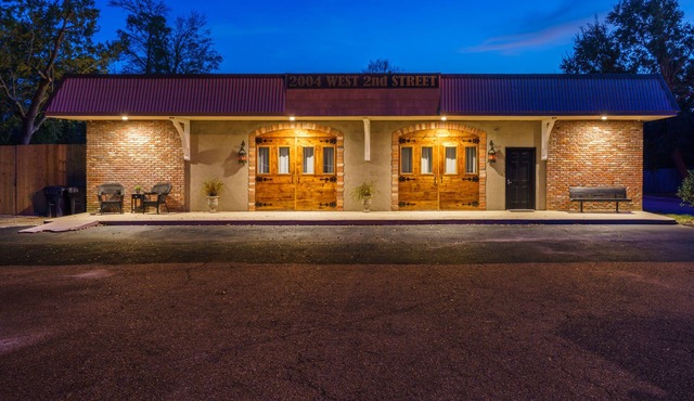 Newly Renovated, Walk to the beach, Unique Vacation Station with Private Pool in Long Beach