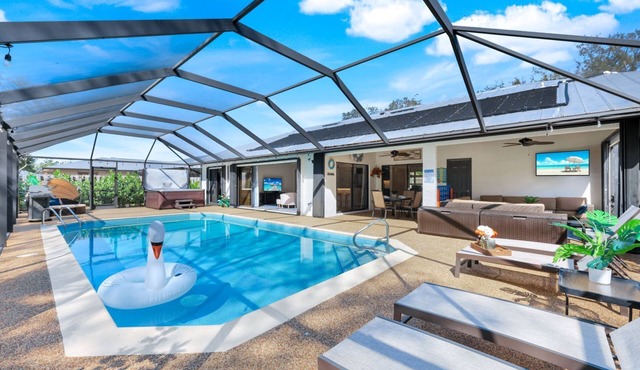 North Naples oasis near Mercato and beaches with screened private pool & hot tub