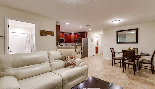 Oak Street #13 |Monthly Rates |Walkable |Small Dogs Ok |Seasonal Pool |Near St Johns River & Pier