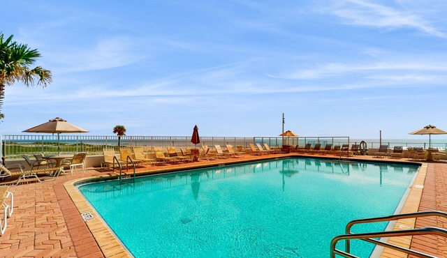Ocean Breeze Retreat – Pool, Beach Access & Comfort in Daytona
