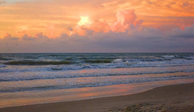Ocean Paradise Beautiful 2B condo, Cocoa Beach. Ocean, Pool, Tennis, AC, WiFi