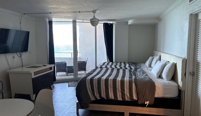 Ocean view with balcony private Efficieny atThe OceanManor in Fort Lauderdale