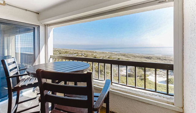 Oceanfront Condo with Balcony, WiFi, Washer/Dryer & Shared Pool/Tennis