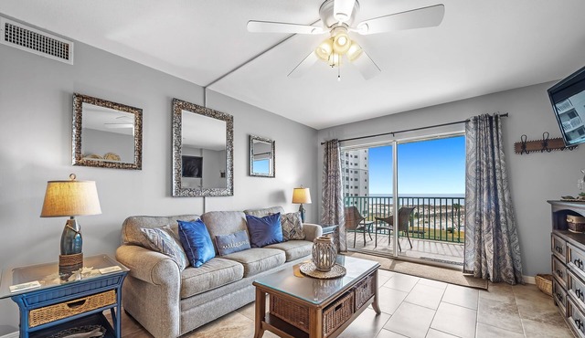 Oceanfront Gulf view - 2 bed/2 bath condo: pools, balcony, tons of amenities!