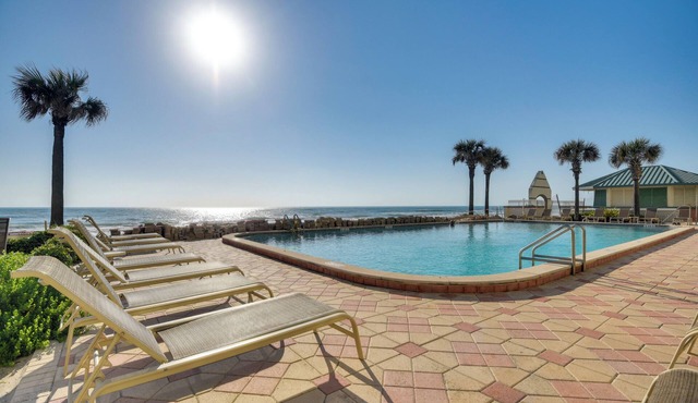 Oceanfront Studio w/Resort Perks in Daytona Beach in Daytona Beach