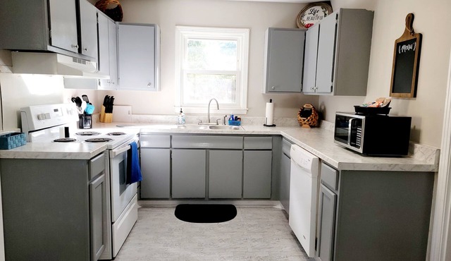 ❤️ of Mobile, Al. Close 2 everything. Large fenced bkyd! Comfy & inviting.