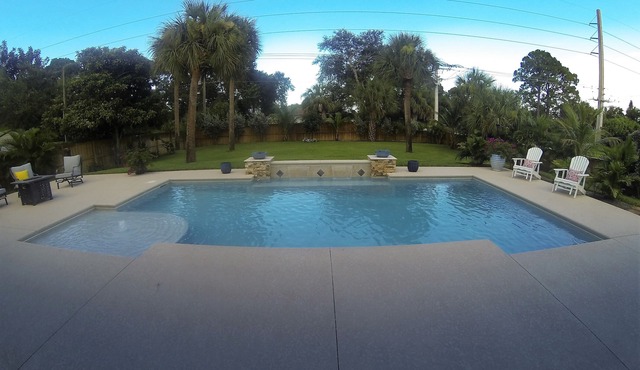 Oh what a place. Huge yard, Heated pool, 10min to beaches, 5min to US1 (ICW).