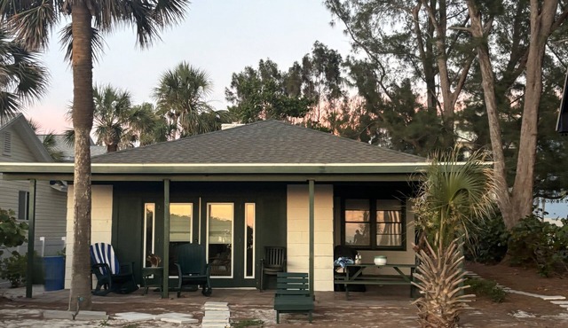 "Old Florida" Beach Cottage-Beachfront!