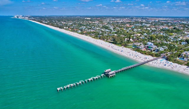 Olde Naples beautiful Condo Steps to Pier, Beach, Sunsets and restaurants!