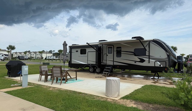 One bedroom RV next to OWA,restaurants, waterpark, and 15 minutes from beach.