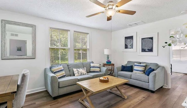 Orange Door Bungalow - Central, Cozy, 3BR