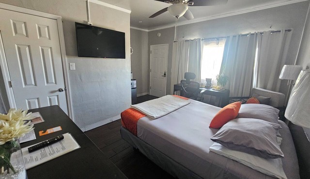 Orange Motel