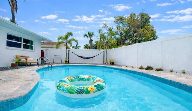 Organic & Modern~90° Heated Salt Pool~Walk 2 beach in Indian Rocks Beach