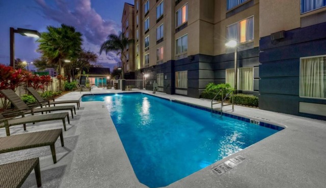 Orlando Vacation Spot! Near Universal Studios Orlando! Free Shuttle & Breakfast!