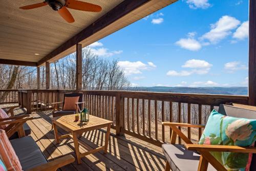 Ozark Retreat with Mountain Views Fire Pit & Deck in Jasper