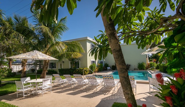 Palm Cay 4 1/1 Condo Pool. Comfortable and cozy retreat in Holmes Beach.