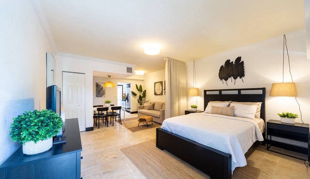 Palm Suite Large Studio steps to Lincoln Rd South Beach