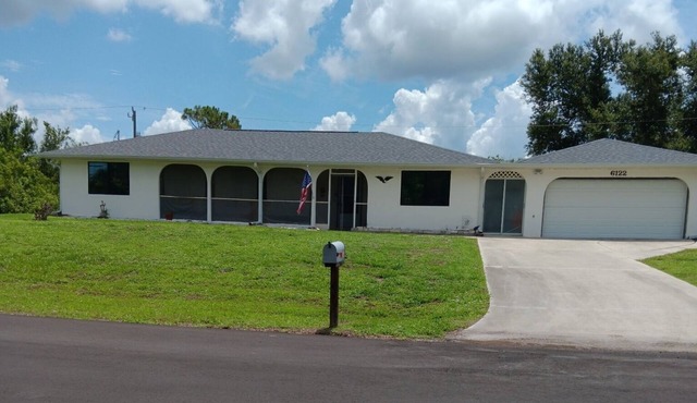 Paradise getaway. Quiet , Spacious Home, Minutes to Activities and Beaches.
