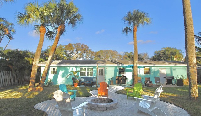 Parrothead Tiki - Great location with firepit, private yard and outdoor shower in Stuart