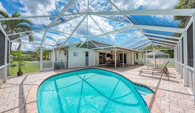 PAWS & PLAY: PET-FRIENDLY VACATION VENICE BEACH, SIESTA KEY SARASOTA FENCED YARD