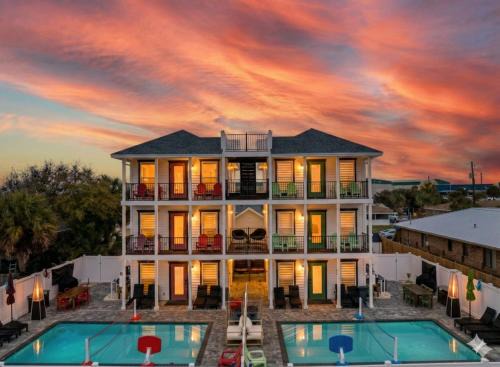 PCB Sleeps 22! 2 Homes, 2 Pools, 2 Mini Golf