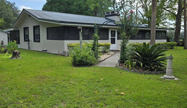 Peaceful,cozy and comfy 2-bedroom farmhouse with excellent central location.