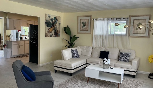 Peaceful Hideaway, Comfy Beds & Outdoor Space in Longwood