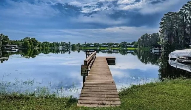 Peaceful Lake Retreat Kayaks + Family Fun Gated Community Near Tampa