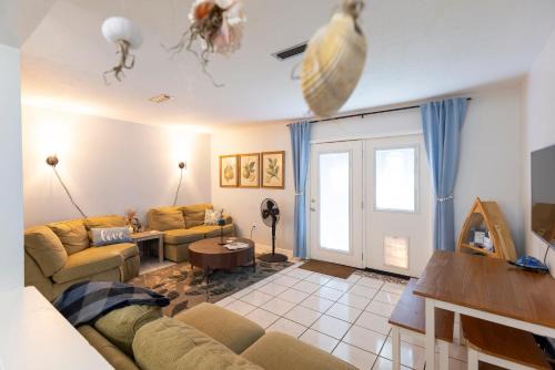 Peaceful Townhouse 1 mile to Beach Okaloosa Island Relax Replenish in Fort Walton Beach