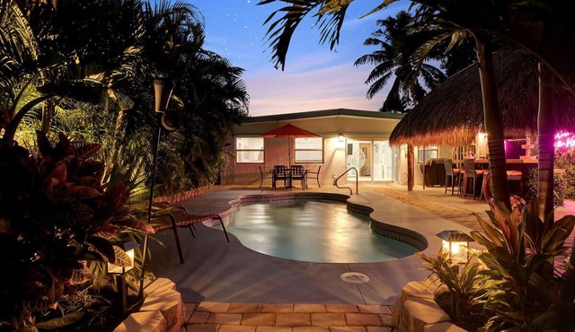 *Personal Private Resort* W/Kayaks, Bikes, Pool, Hot Tub, Volleyball & Tiki Bar