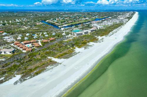 Pet Friendly 3-Bedroom Villa with Gulf Views & Screened Porch - Signal Inn 19