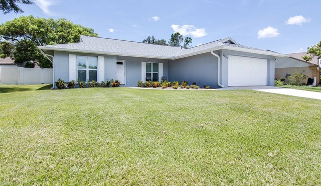 Pet Friendly Retreat Near Tampa | Sunroom & Fenced Yard | Long Stays Welcome